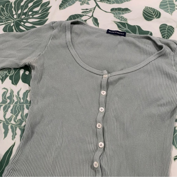 Brandy Melville Zelly longsleeves - Picture 3 of 4